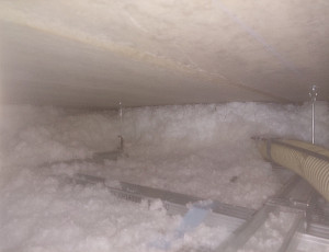 Zateplení podlahy polyfunkčního domu pomocí foukané izolace